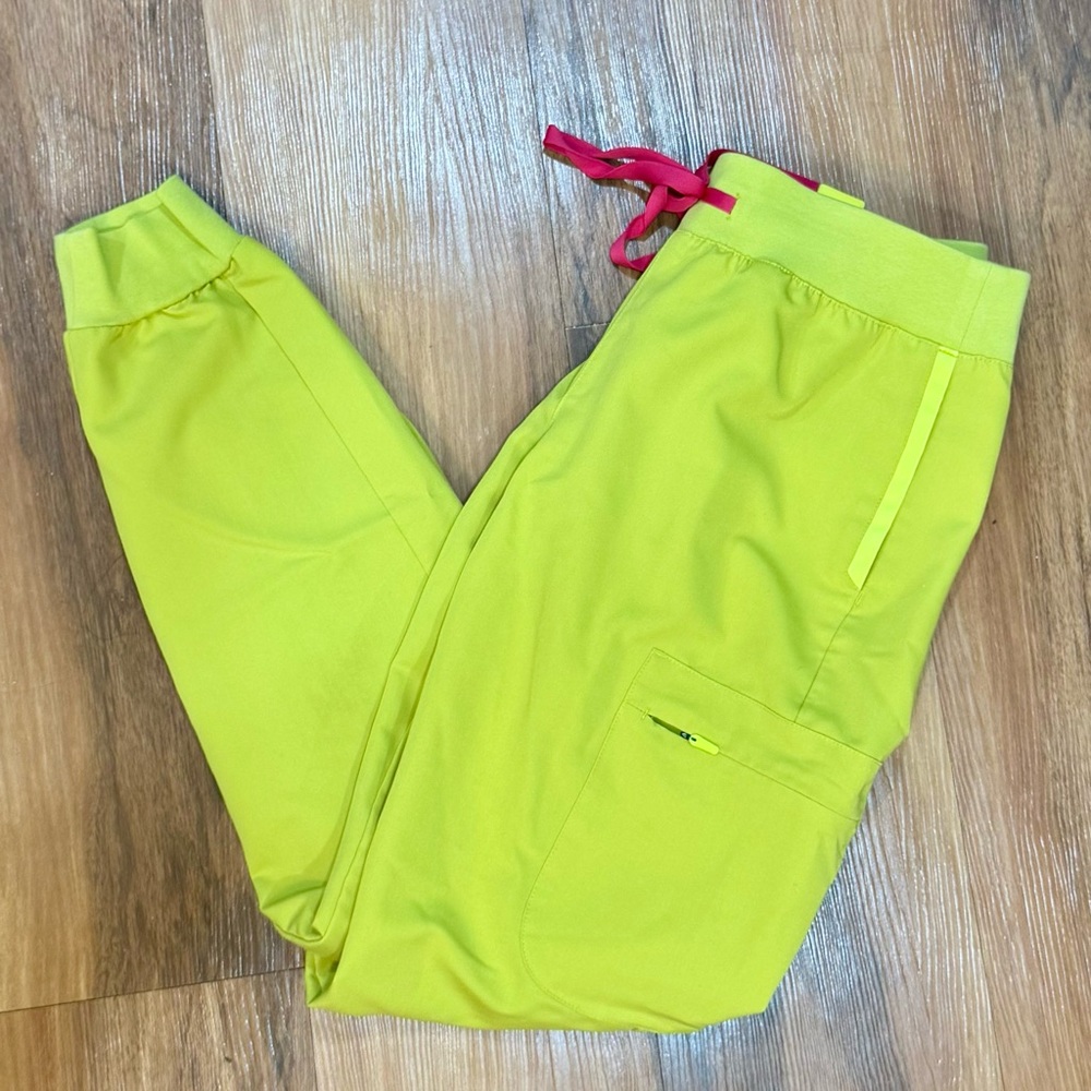 Figs Technical Collection Zamora Jogger in Limeade - Small
